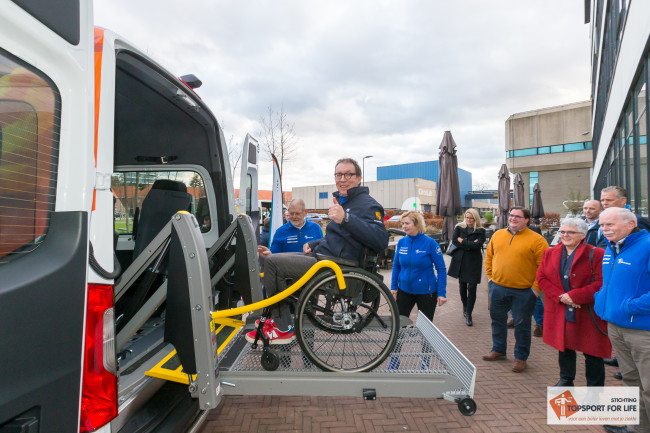 ALS-er Piet Vrom,ans probeert als eerste gast de rolstoellift uit. Alles ok! Foto: Paul Bekkers 