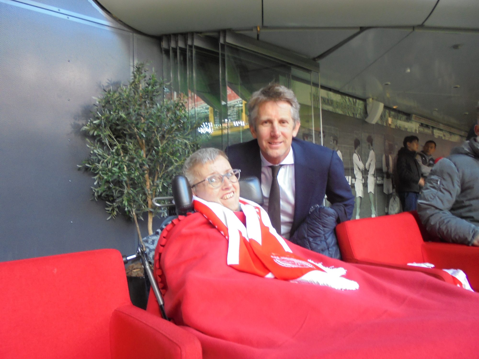 Daniëlle samen met Ajax-directeur en voormalig topkeeper Edwin van der Sar op de foto.