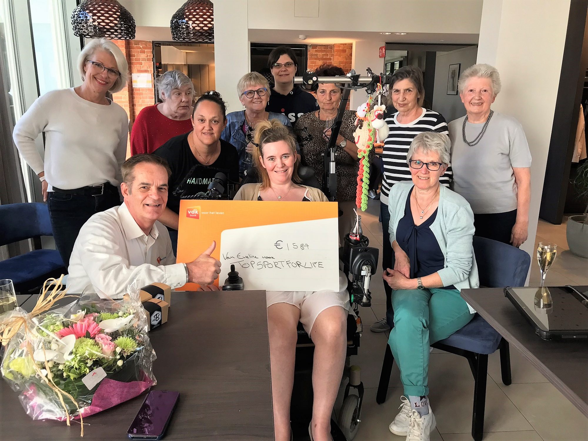 Eveline omringd door een aantal vrijwilligers die aan de actie hebben meegewerkt en met Miel in 't Zand en Nita van Vliet van Topsport for Life.