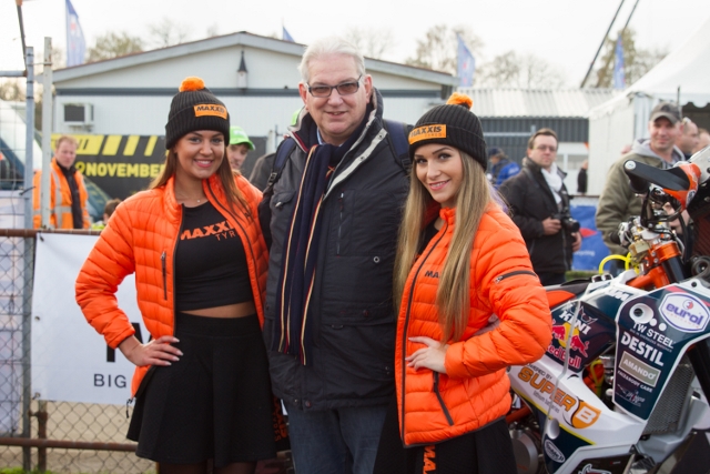 Gerrit-Jan Maliepaard ging maar al te graag met deze Maxxis-meiden op de foto!
