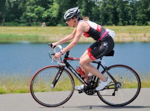 Het 2e triathlon-nummer: Esther rijdt  tijdrit op de fiets!