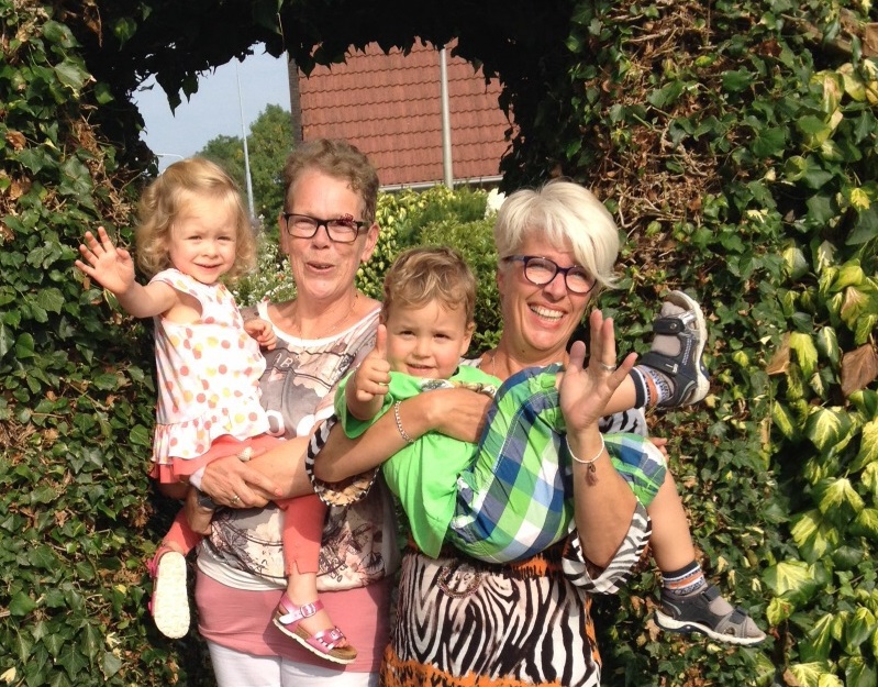 SNEEK. Hartelijke ontvangst bij Jannie Anema en haar broer Jan van der Schouw. Ook haar kleinkinderen maakten er een gezellige boel van! — v.l.n.r. Jannie Anema en Nita van Vliet