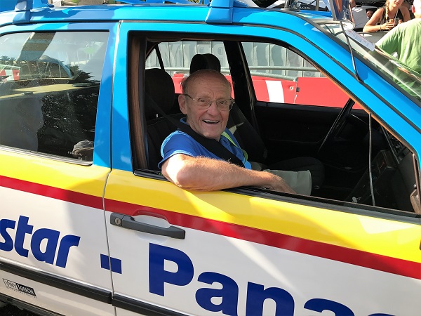 Frans als bijrijder in de historische ploegleidersauto van Topsport for Life - STER ZLM Tour 2017