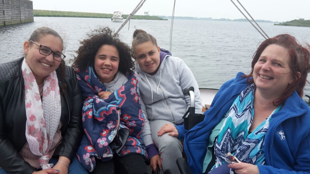 Topsport for Life - Samen voor de wind - ALS-patiënte Conny (rechts) met dochters (v.l.n.r.) Daphne, Shanti en Celeste