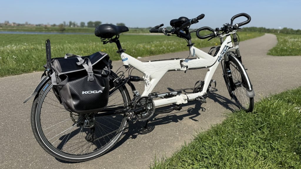 Met de tandem langs de Maas