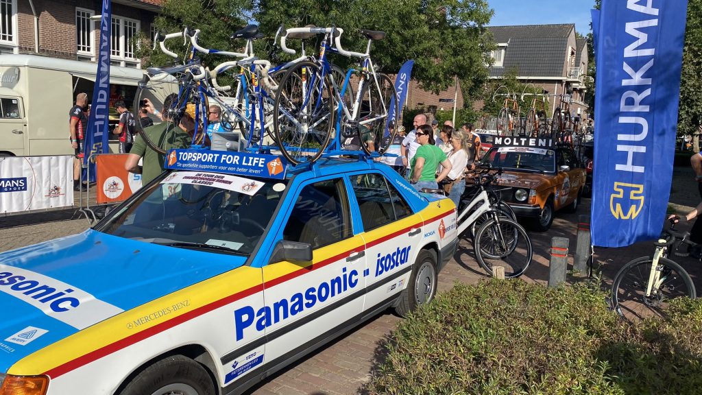 Historische Panasonic-isostar ploegleiderswagen van Topsport for Life